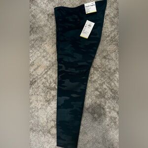 Old Navy Dark Green Camouflage GO-DRY Leggings. Size Small Petite